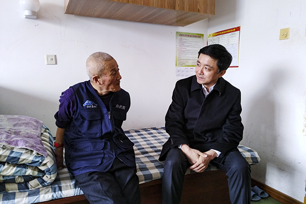 董事長王昆到池北區(qū)養(yǎng)老院慰問五保戶