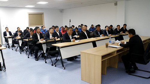 公司黨委副書記、工會主席紀景臣為景區(qū)運營一線黨員、積極分子講黨課