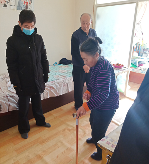 溫泉黨支部開(kāi)展“春節(jié)走訪(fǎng)貧困戶(hù)   慰問(wèn)暖人心”